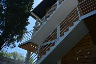 Гостевой дом Guesthouse Bamboo Сухум Большой двухместный номер с 1 кроватью или 2 отдельными кроватями-11