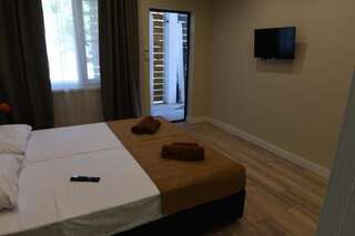 Гостевой дом Guesthouse Bamboo Сухум Большой двухместный номер с 1 кроватью или 2 отдельными кроватями-68